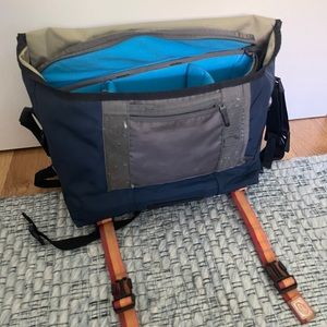 Medium Timbuk2 messenger bag + camera organizer insert with removable dividers